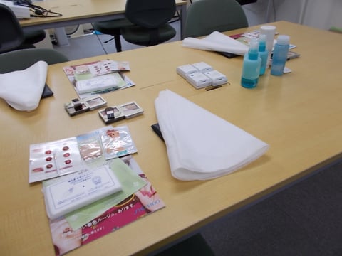 机にメイクアップ用品が置かれている写真