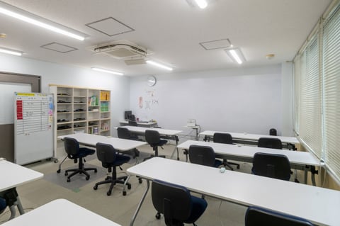 二人掛けの長机が横2列に並び、合計7本あります