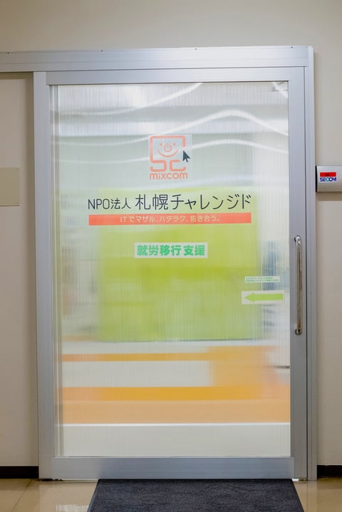 スライド式ドアで、少ない力で開け閉めができます。